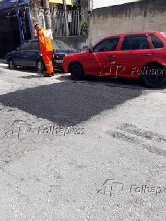 Funcionrios da prefeitura de SP fazem o recapeamento de rua na Freguesia do  (SP)