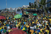Apoiadores do ex-presidente Jair Bolsonaro durante ato na praia de Copacabana