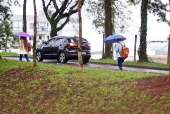 Pedestres se protegem da chuva no municpio de Passo Fundo, no Rio Grande do Sul