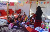 Crianas palestinas recebendo educao dentro de uma tenda escolar.