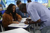 Eleitores vo s urnas pra exercer o direito ao voto