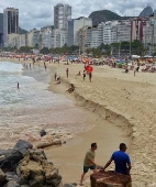 Praia do Leme, no Rio de Janeiro com s aguas na cor avermelhada