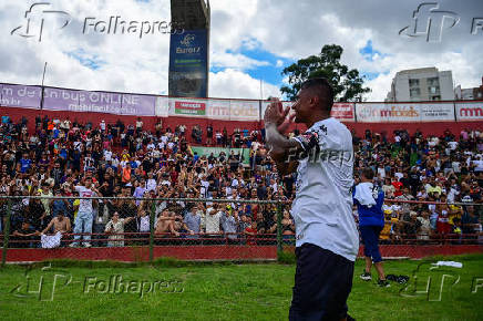 Jogador Paulinho, interage com a torcida corinthiana em seu jogo despedida, no Canind