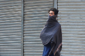 Labourer covers himself with a shawl, in Karachi