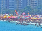 Praia de Copacabana lotada na vspera de feriado de So Sebatio