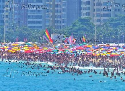 Praia de Copacabana lotada na vspera de feriado de So Sebatio