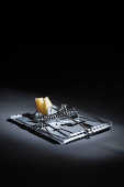 Imagem de ratoeira de metal com isca de queijo - Foto conceito