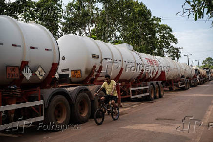 As longas filas de caminhes que se formam na rodovia BR-319