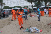 Limpeza da praia copacabana pela comlurb