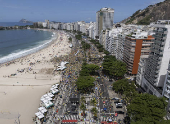 Manifestantes ocupam av. Atlntica em Copacabana