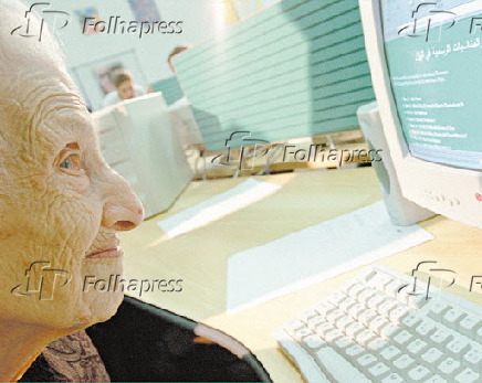 Esther Bally, 90, aprende a usar a