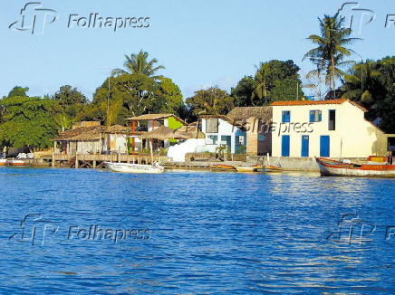 Casario e canoas  margens do rio