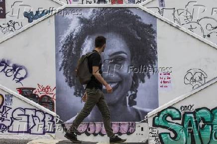 Escadaria de Pinheiros ganha retrato gigante em homenagem a Marielle