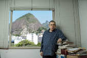 O escritor Srgio SantAnna em sua casa no Rio de Janeiro
