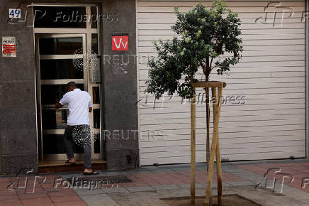 A man enters a portal of a vacation housing building in Las Palmas de Gran Canaria