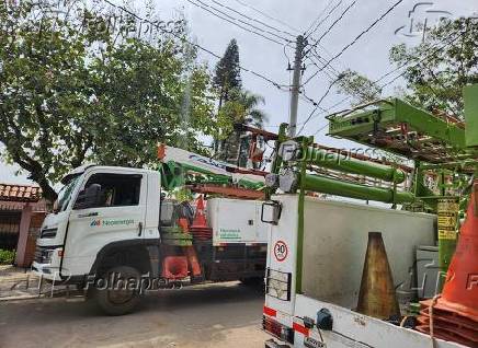 Enel tenta restabelecer a energia ainda em bairro devido as chuvas