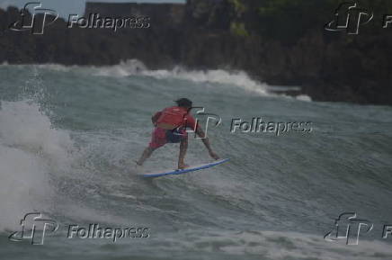 O surfista itlo ferreira ,vence estreia de campeonato em natal .