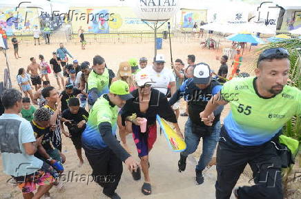 O surfista itlo ferreira ,vence estreia de campeonato em natal .