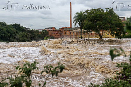 O rio Tiet transbordou e causou enchentes em Salto (SP)