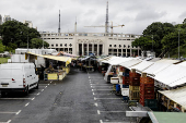 Feira na praa Charles Miller, em frente ao Pacaembu