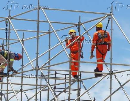 Montagem do palco para as festas de rveillon, nas areias da praia de Copacabana