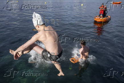 Traditional pre-Christmas swim in Geneva