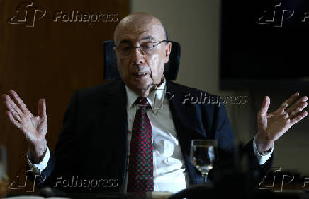 O ministro da Fazenda, Henrique Meirelles, durante entrevista  Folha