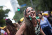 Promoter Carol Sampaio durante o desfile do bloco da Favorita