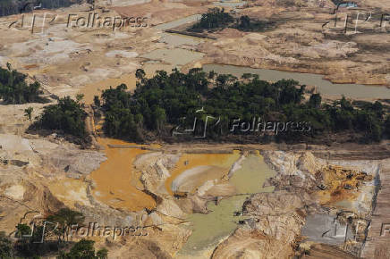 Garimpo de ouro s margens do rio Peixoto de Azevedo (MT)