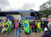 nibus com destino a Braslia; Manifestantes golpistas se renem em frente ao Quartel-General do Exrcito, no Ibirapuera