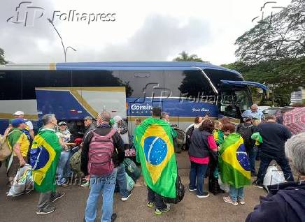 nibus com destino a Braslia; Manifestantes golpistas se renem em frente ao Quartel-General do Exrcito, no Ibirapuera