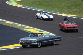 Desfile de carros clssicos no autdromo de Interlagos