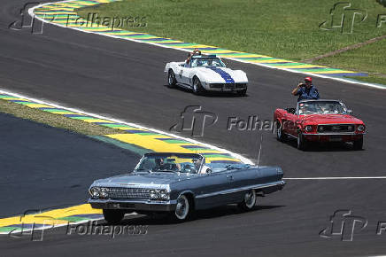 Desfile de carros clssicos no autdromo de Interlagos