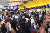 Movimentao intensa de passageiros  no saguo do Aeroporto de Congonhas