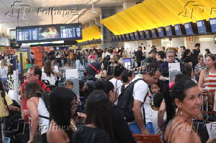 Movimentao intensa de passageiros  no saguo do Aeroporto de Congonhas