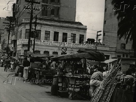 Feira na praa do Brs em So Paulo (1957)
