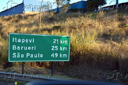 Placa de distncia para chegar em Itapevi 21 km, Barueri 25 km e So Paulo 49 km