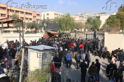 Former employees of the Bashar al-Assad regime register to settle the situation