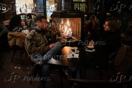 Tourists enjoy last days of gas heaters on Barcelona's terraces