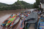 People load boats with merchandise, after attacks by rebels from the leftist National Liberation Army (ELN) in Tibu