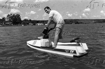 Fernando Collor passeia de jet ski no Lago Norte, em Braslia (DF)