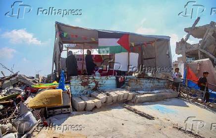 Crianas palestinas recebendo educao dentro de uma tenda escolar.