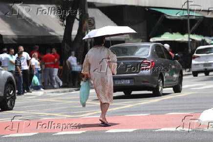 Forte calor faz pedestres se protegerem do sol