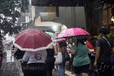 Pedestres enfrentam chuva na Avenida Paulsita, em So Paulo (SP)