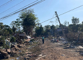 Moradores de Roca Sales (RS), no Vale do Taquari, caminham entre postes cados, casas e carros destrudos