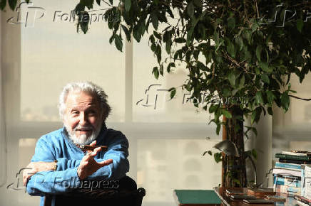 O cineasta moambicano Ruy Guerra em apartamento nos Jardins, em So Paulo