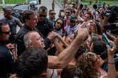O presidente Jair Bolsonaro cumprimenta populares, em Guaruj (SP)
