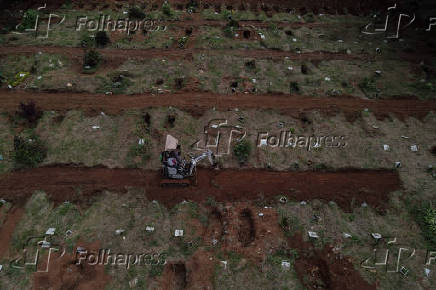 Abertura de valas no cemitrio de Vila Formosa