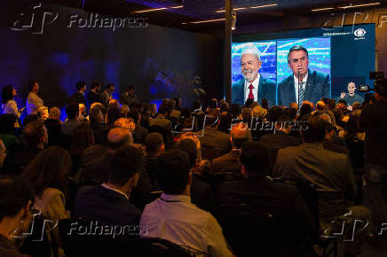 Auxiliares e partidrios assistem ao debate em sala anexa ao estdio