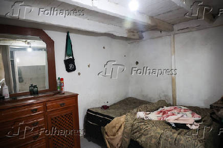 Marcas de tiros nas paredes de casa no Jabaquara, em Santos